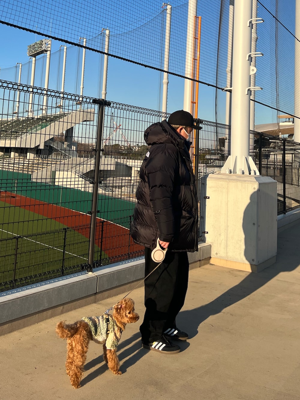 ブラック系のニット/セーター、ブラック系のダウンジャケット/コート、ブラック系のデニムパンツを着用したメンズの冬コーディネートの2枚目の写真