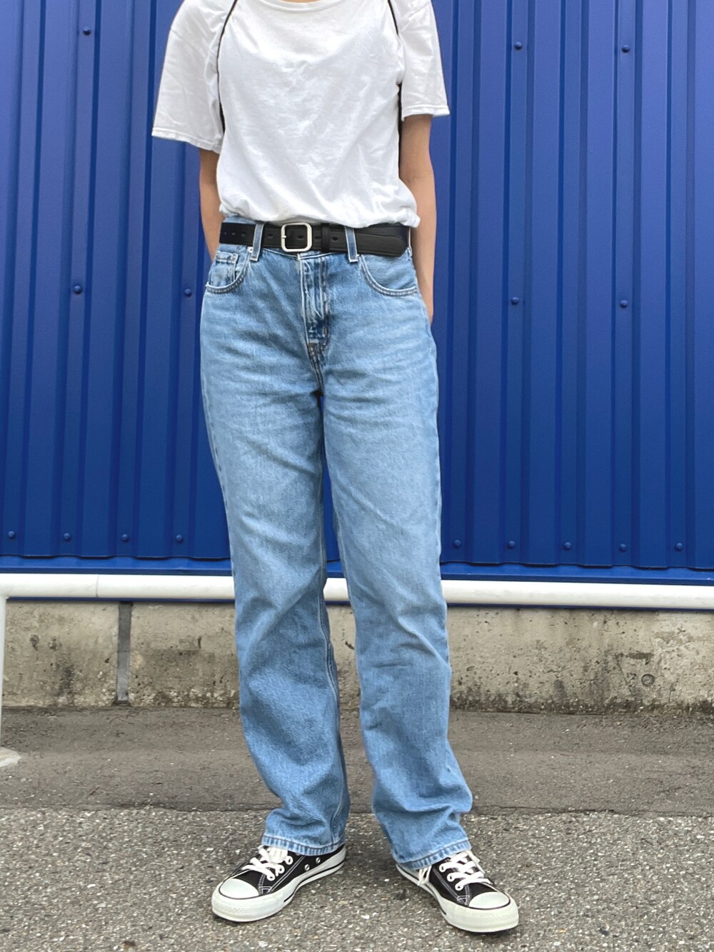 ブルー系のデニムパンツを着用したレディースの秋コーディネートの2枚目の写真