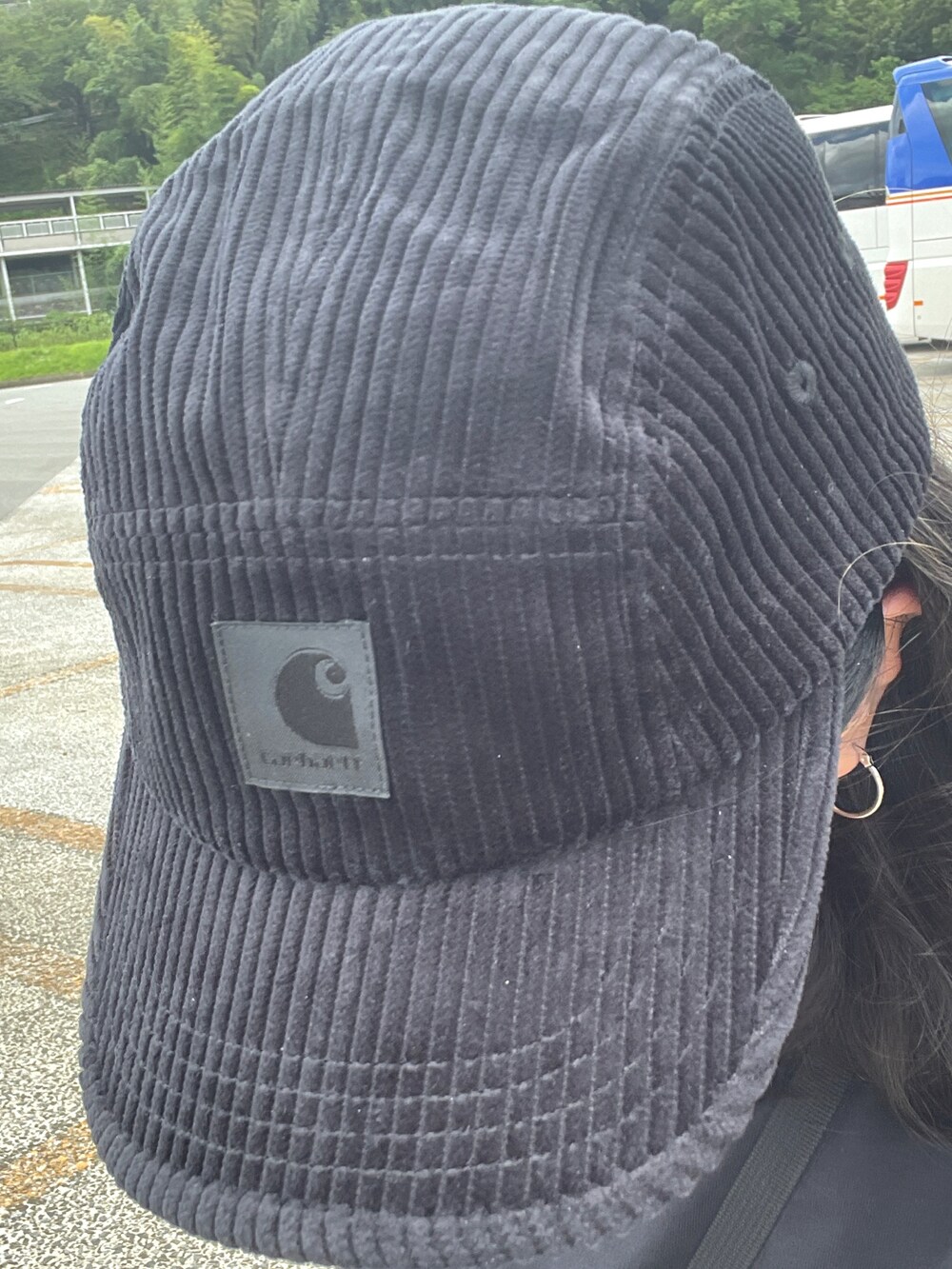 ブラック系のスリッポン、ブラック系のキャップを着用したレディースの秋コーディネートの2枚目の写真