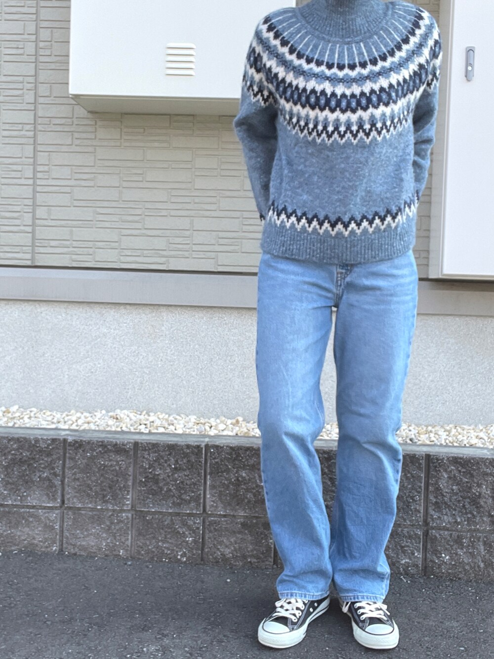 ブルー系のデニムパンツ、ブラック系のジャケット/アウター、ブルー系のニット/セーターを着用したレディースの冬コーディネートの2枚目の写真