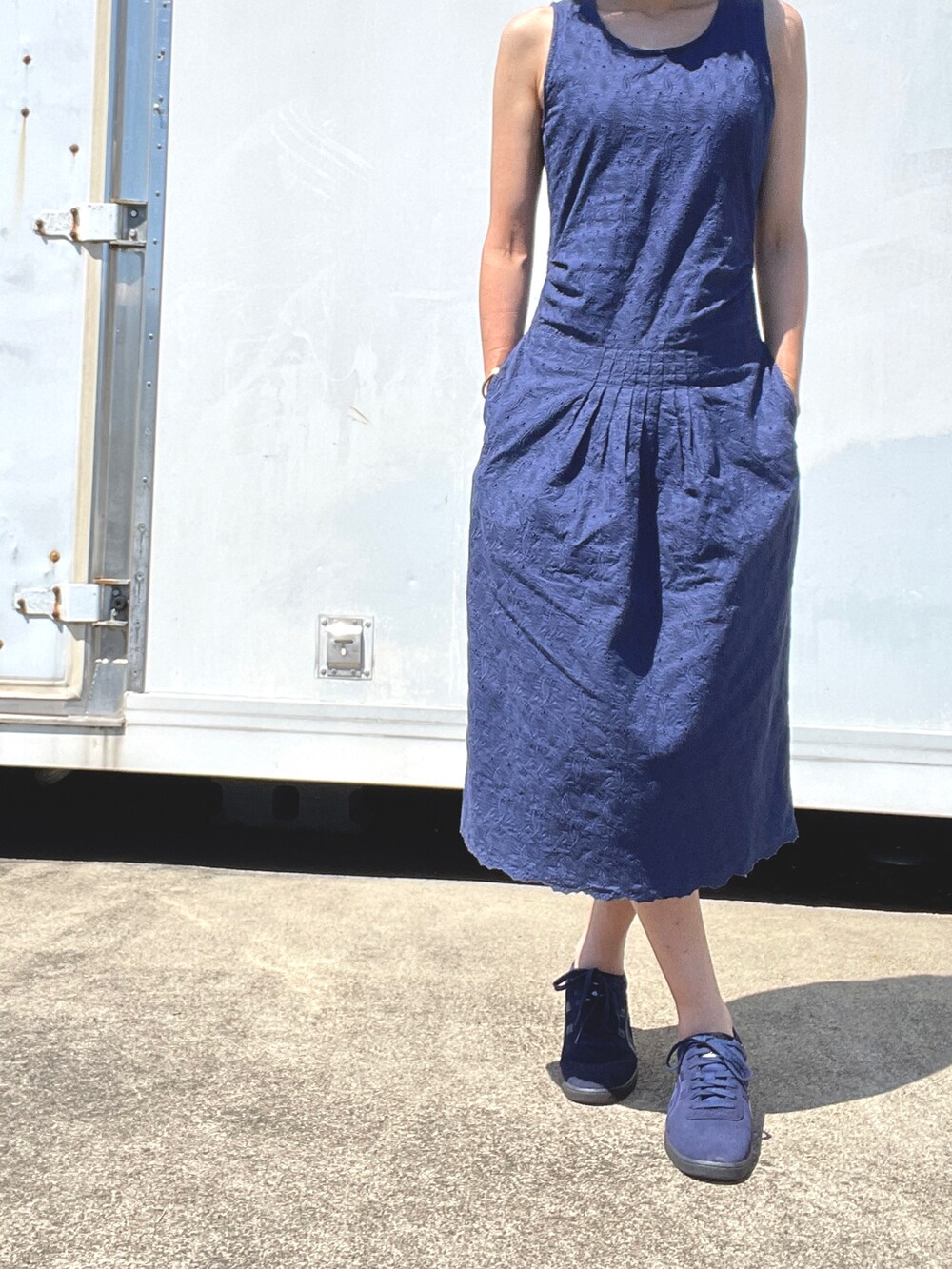 ブルー系のワンピース/ドレスを着用したレディースの秋コーディネートの2枚目の写真