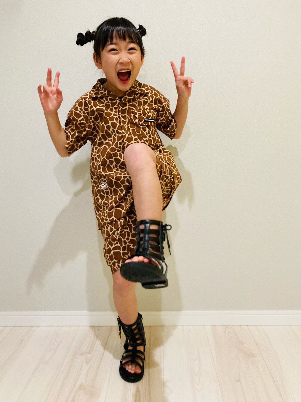 ブラウン系のシャツ/ブラウス、ブラウン系のパンツを着用したキッズの春コーディネートの3枚目の写真