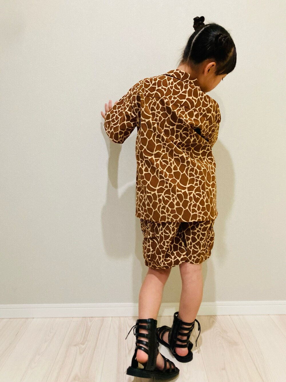 ブラウン系のシャツ/ブラウス、ブラウン系のパンツを着用したキッズの春コーディネートの2枚目の写真