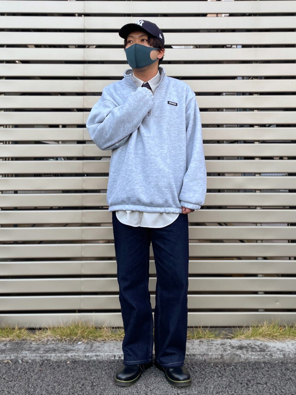 グレー系のスウェット、グレー系のシャツ/ブラウス、ブルー系のデニムパンツを着用したメンズの秋コーディネートの2枚目の写真