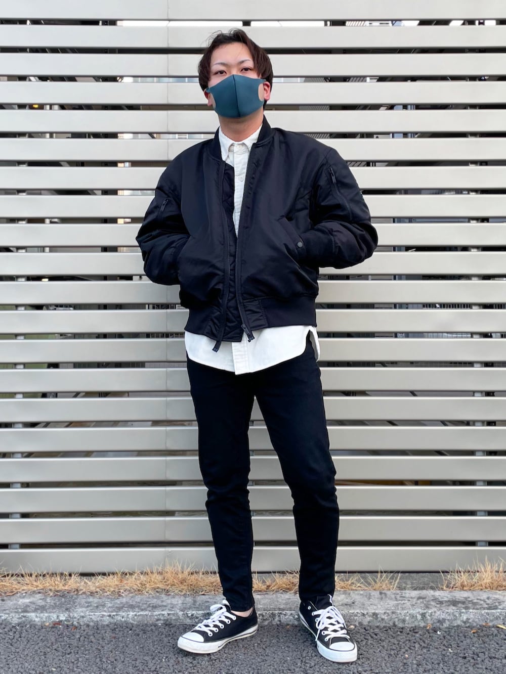 「モノトーン、MA-1、コーデュロイシャツ、オトナカジュアル、黒スキニー、コンバース、UNIQLO、超極暖ヒートテック、おしゃれさんと繋がりたい、いつもありがとうございます」｜「GU×UNDERCOVERのアイテム（MA-1、ブラック系）」を使った、har_papaさん（メンズ・170cm）の冬コーディネートの2枚目の写真