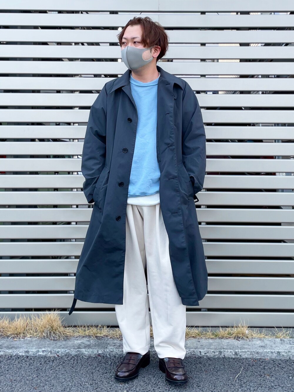 「トレンチコート、スウェットパンツ、スウェット、ローファー、大人カジュアル、モード、春服みてみて、春コーデ、おしゃれさんと繋がりたい」｜「UNIQLOのアイテム（トレンチコート、グレー系）」を使った、har_papaさん（メンズ・170cm）の春コーディネートの2枚目の写真