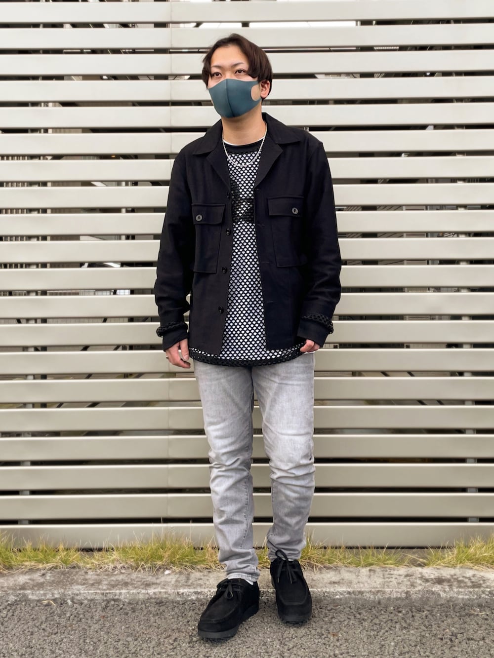 「WEARハロウィン2022、秋コーデ、メッシュ、シャツスタイル、シャツジャケット、カジュアルコーデ、デニム、スキニーデニム、モカシン、プチプラ、シースルー、おしゃれさんと繋がりたい」｜「UNIQLOのアイテム（ジャケット/アウター、ブラック系）」を使った、har_papaさん（骨格ストレート・メンズ・170cm）の秋コーディネートの2枚目の写真