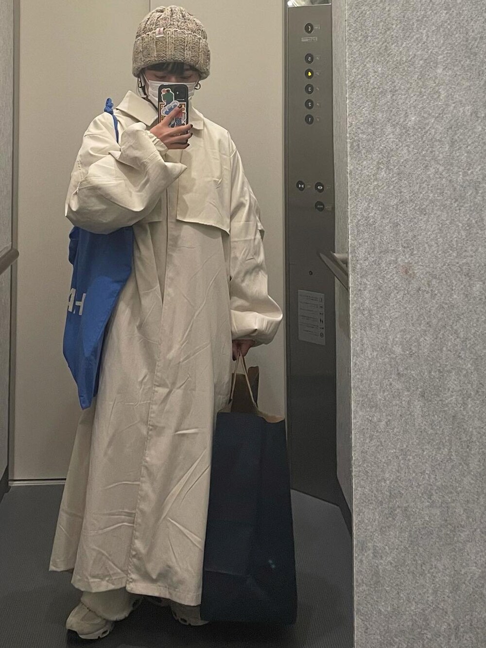 ホワイト系のスニーカー、ホワイト系のデニムパンツ、ホワイト系のジャケット/アウターを着用したレディースの冬コーディネートの2枚目の写真