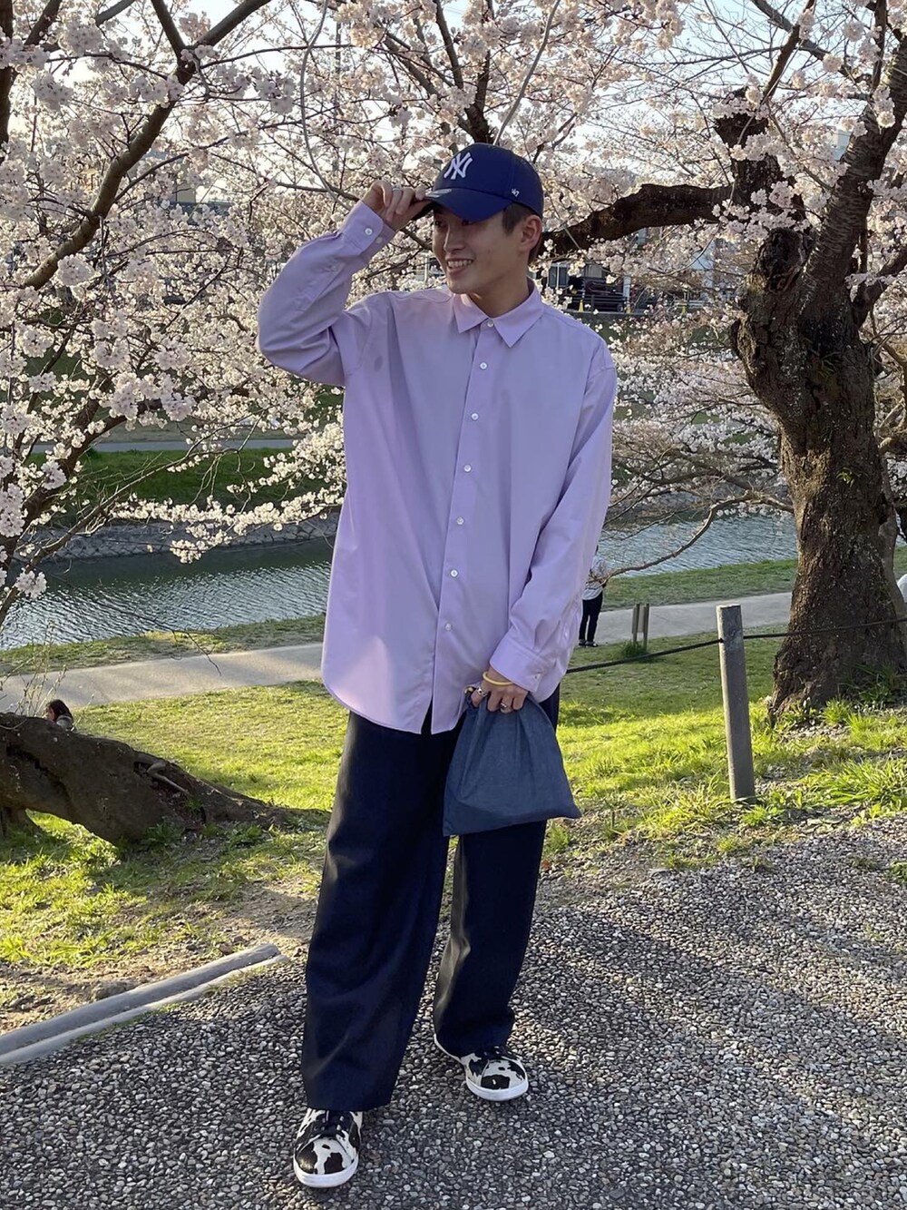 パープル系のシャツ/ブラウス、ホワイト系のスニーカー、ブラック系のパンツを着用したメンズの春コーディネートの2枚目の写真