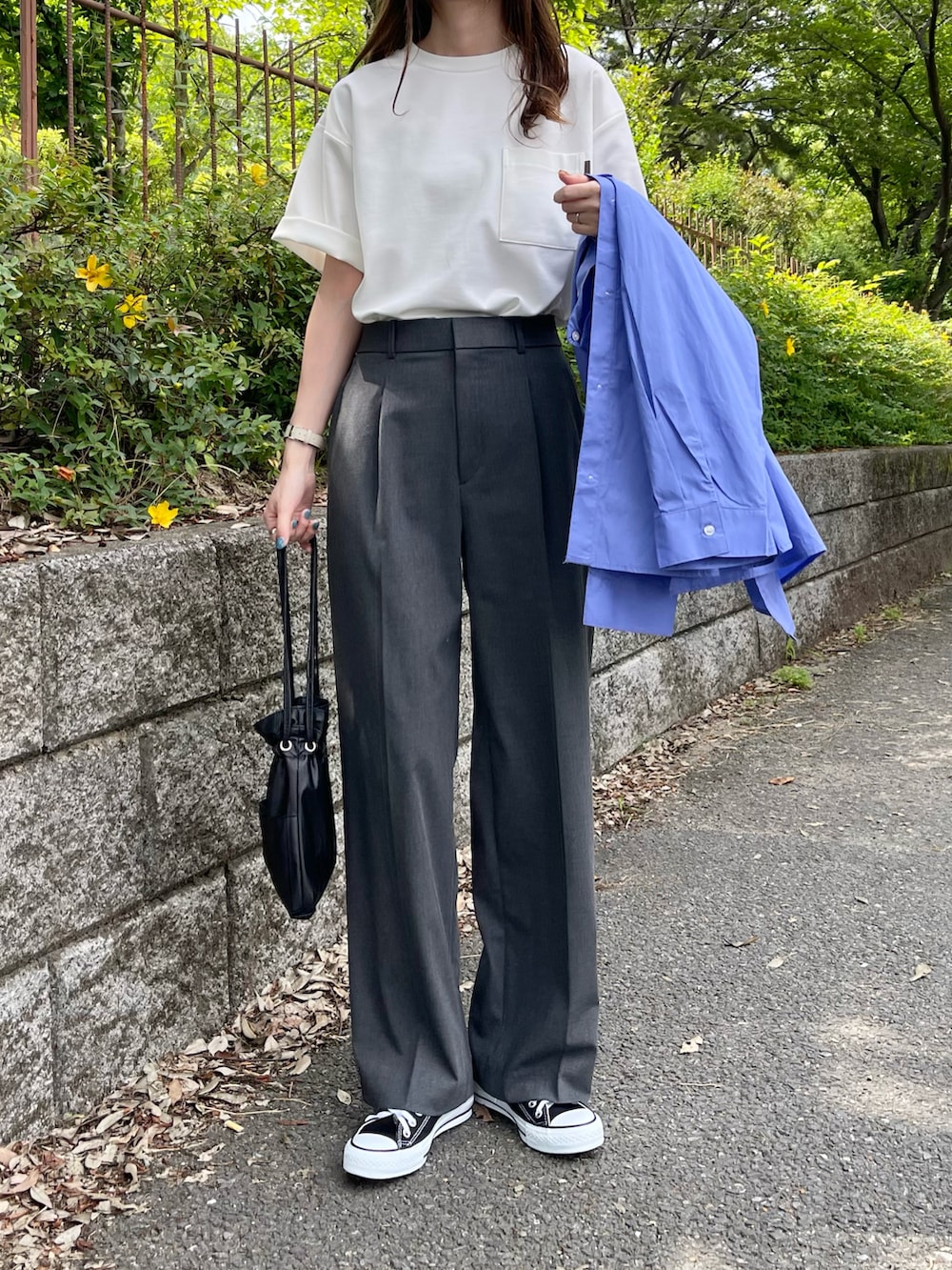 ホワイト系のTシャツ/カットソー、グレー系のパンツ、ブラック系のスニーカーを着用したレディースの夏コーディネートの3枚目の写真