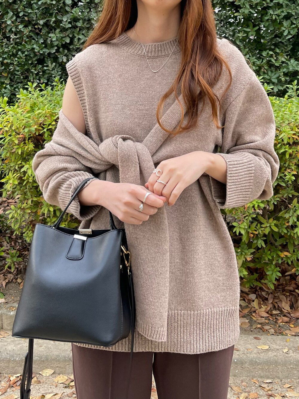 ベージュ系のニット/セーター、ブラウン系のパンツ、ブラック系のブーツを着用したレディースの冬コーディネートの4枚目の写真