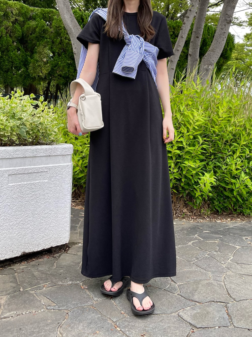 ブラック系のワンピース、ブルー系のシャツ/ブラウス、ブラック系のサンダルを着用したレディースの夏コーディネートの3枚目の写真