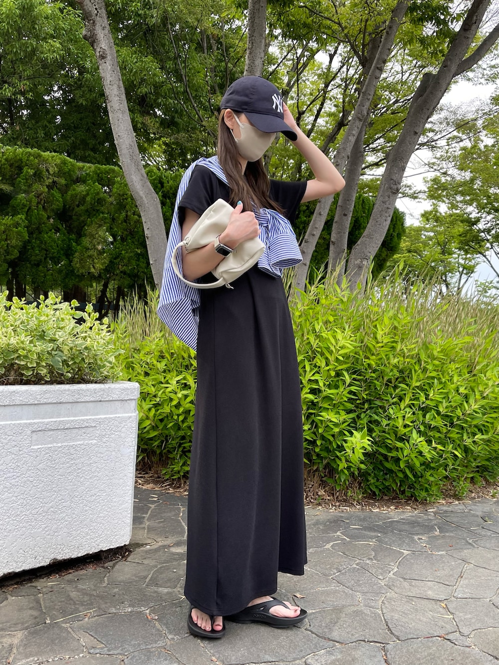 ブラック系のワンピース、ブルー系のシャツ/ブラウス、ブラック系のサンダルを着用したレディースの夏コーディネートの2枚目の写真