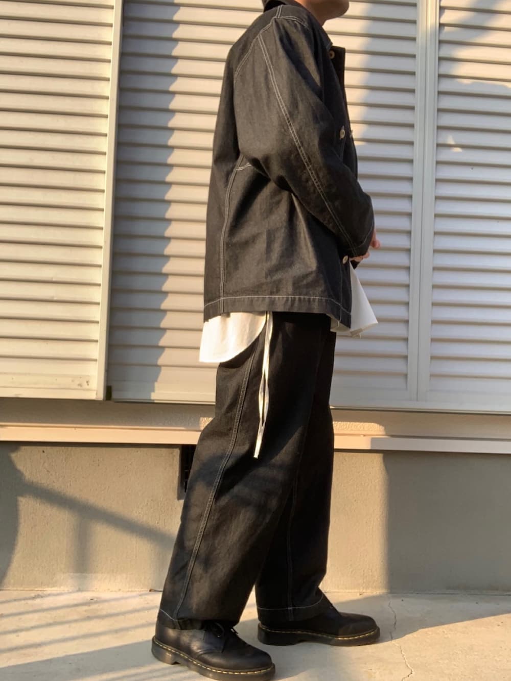 ホワイト系のシャツ/ブラウス、ホワイト系のタンクトップ、ブラック系のドレスシューズを着用したメンズの春コーディネートの3枚目の写真