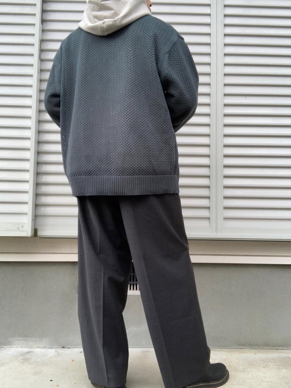 グリーン系のカーディガン/ボレロ、ホワイト系のパーカー、ホワイト系のTシャツ/カットソーを着用したメンズの春コーディネートの3枚目の写真