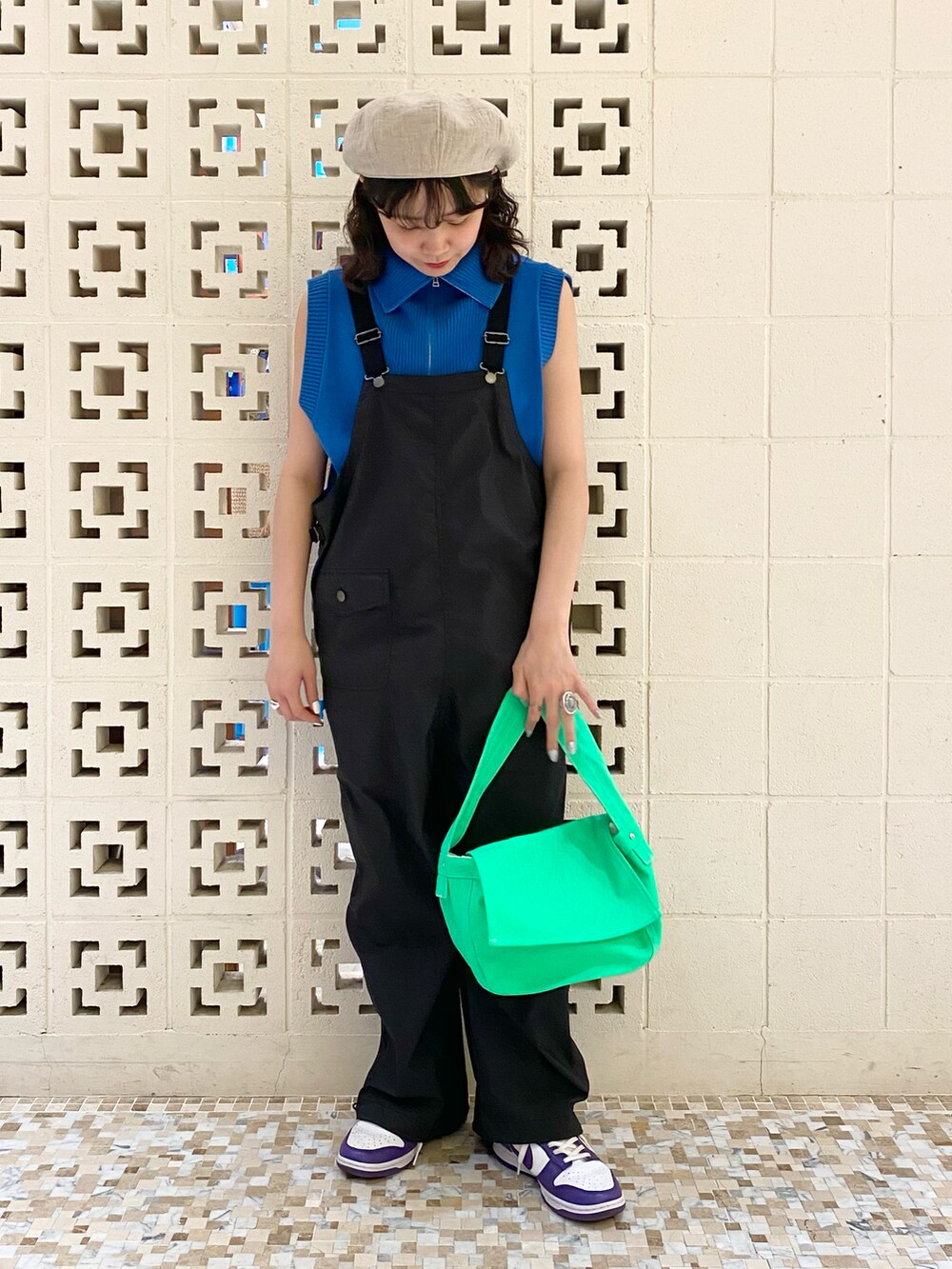 グリーン系のトートバッグ、ブラック系のサロペット/オーバーオール、ブルー系のベストを着用したレディースの夏コーディネートの2枚目の写真