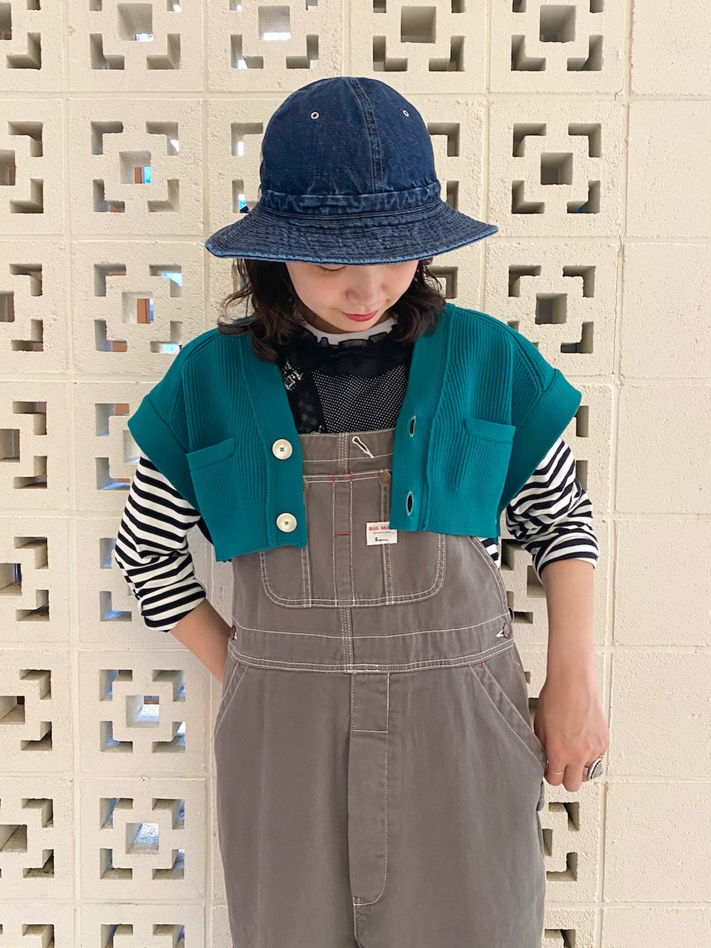 グレー系のサロペット/オーバーオール、ブラック系のTシャツ/カットソー、ホワイト系のスリッポンを着用したレディースの夏コーディネートの3枚目の写真