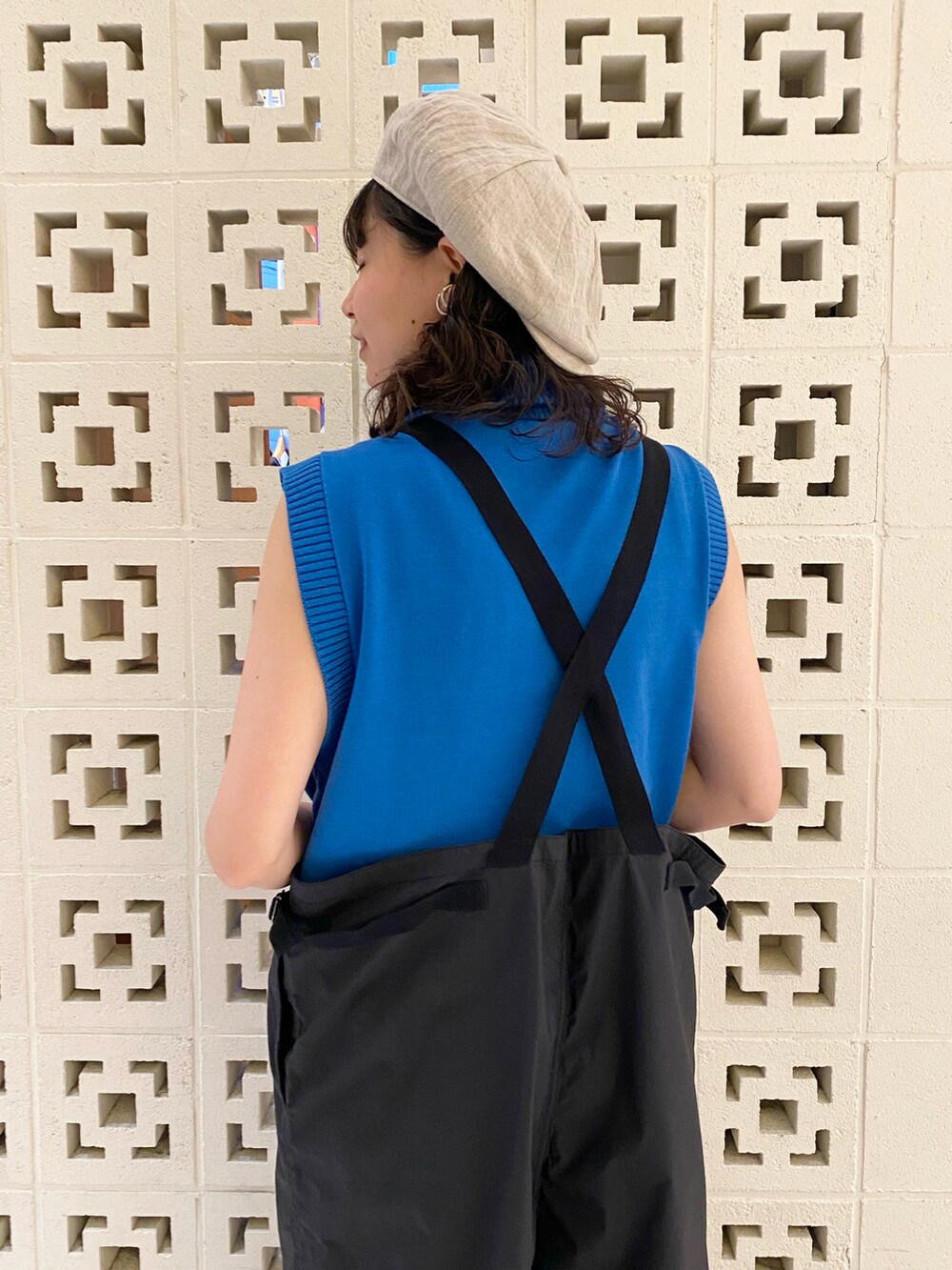 グリーン系のトートバッグ、ブラック系のサロペット/オーバーオール、ブルー系のベストを着用したレディースの夏コーディネートの4枚目の写真