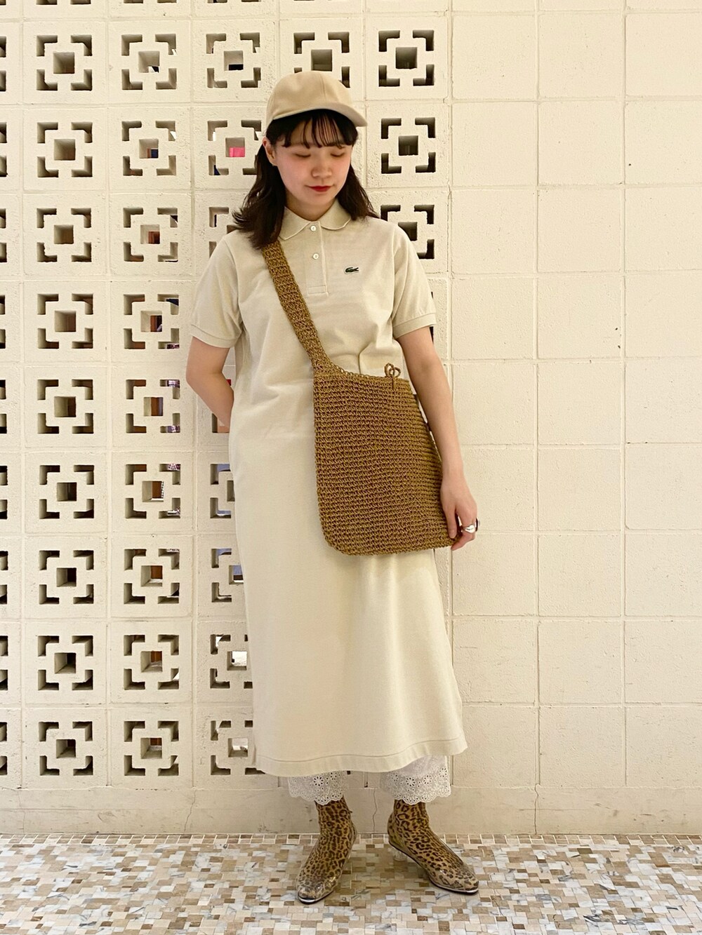 ホワイト系のサンダル、ホワイト系のその他パンツ、ブルー系のワンピースを着用したレディースの春コーディネートの2枚目の写真