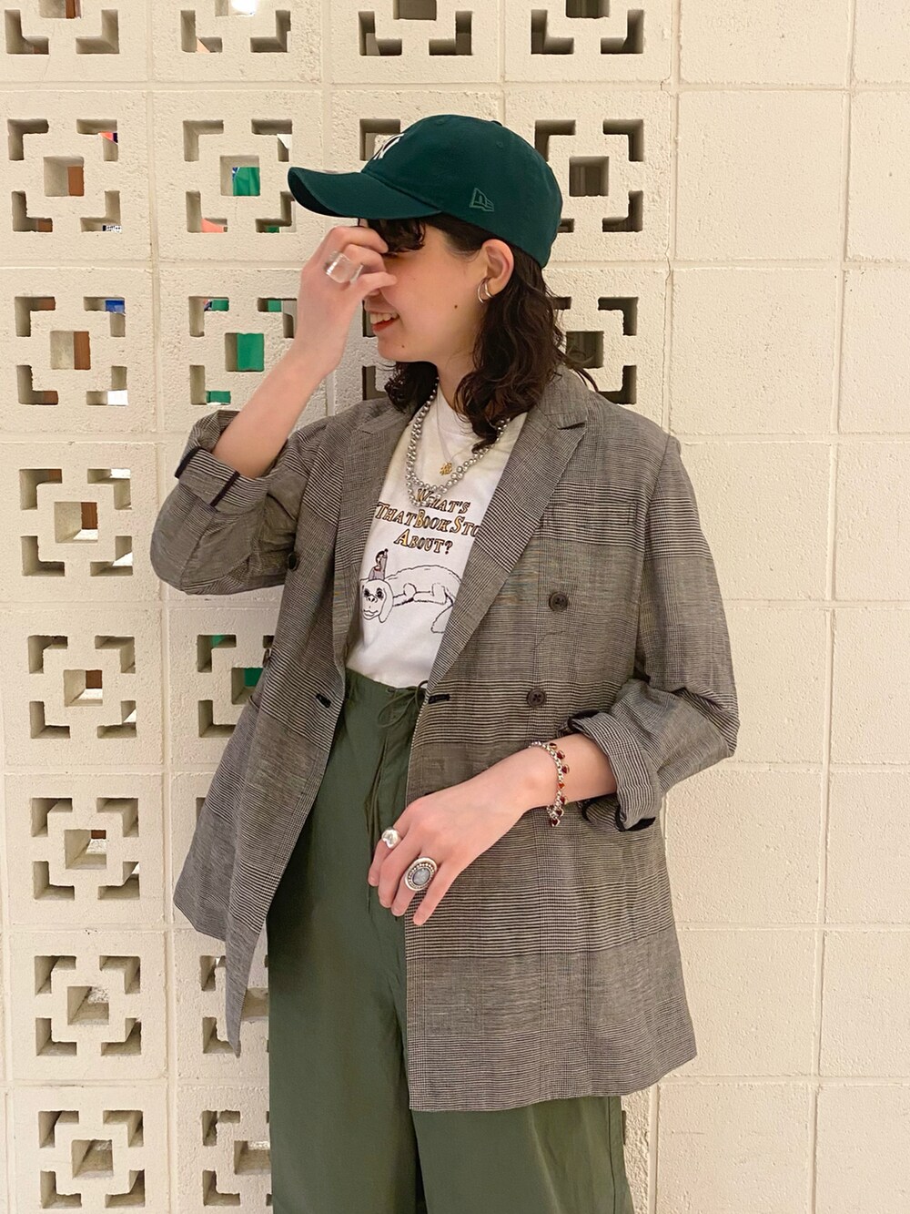 ピンク系のスニーカー、グリーン系のカーゴパンツ、ブラック系のテーラードジャケットを着用したレディースの春コーディネートの3枚目の写真