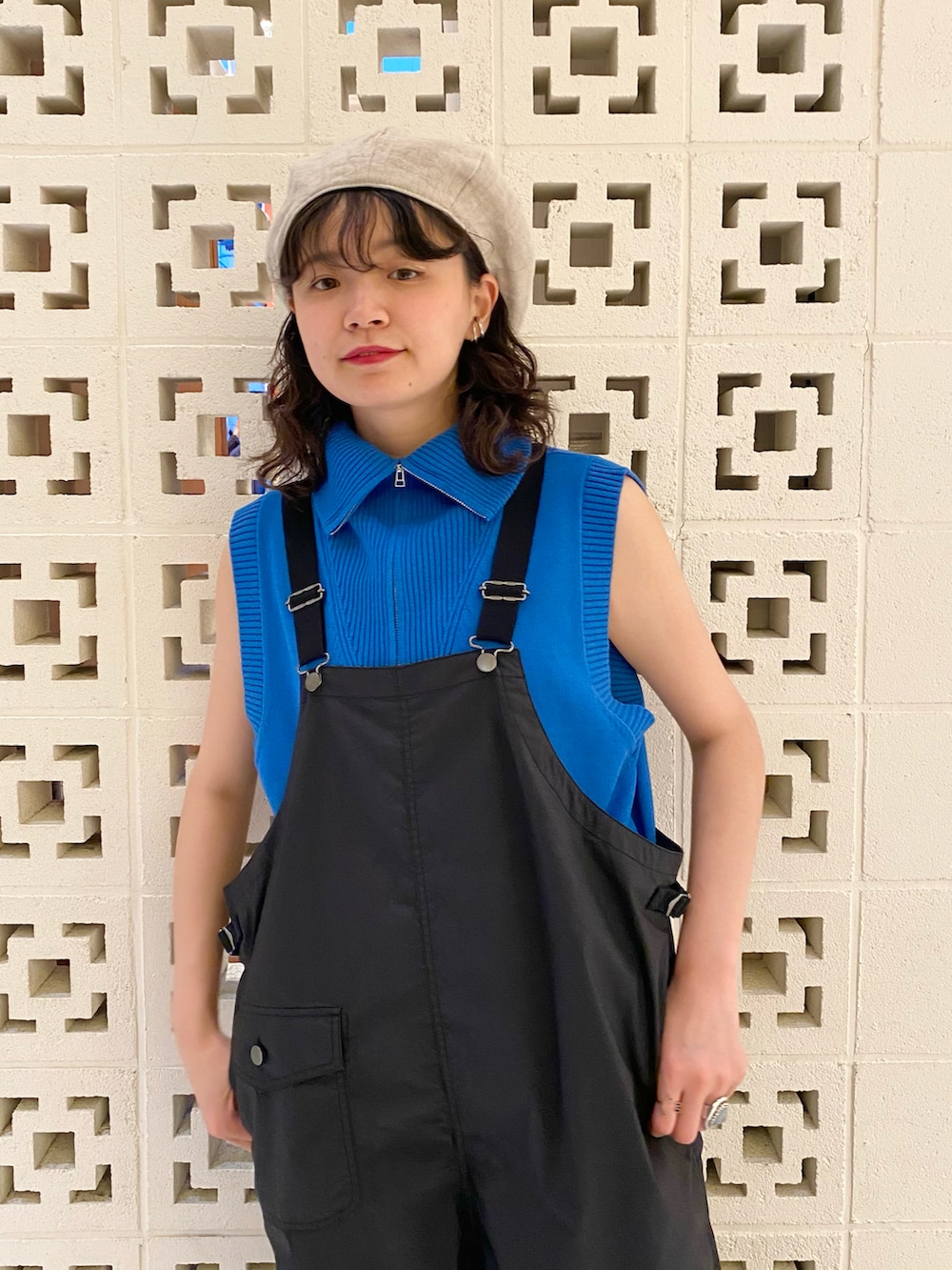 グリーン系のトートバッグ、ブラック系のサロペット/オーバーオール、ブルー系のベストを着用したレディースの夏コーディネートの3枚目の写真