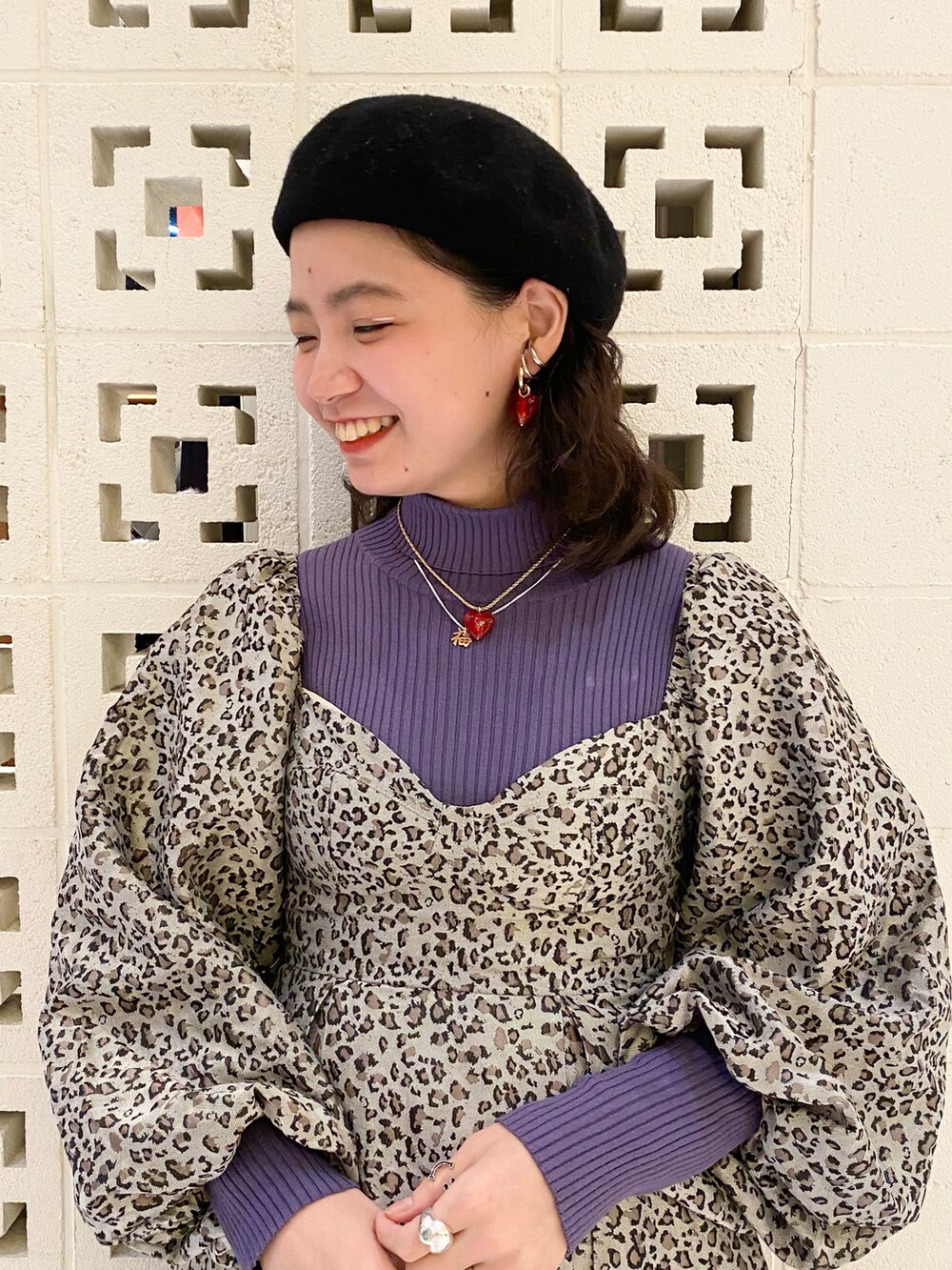 ブラック系のブーツ、その他のドレス、パープル系のニット/セーターを着用したレディースの冬コーディネートの3枚目の写真