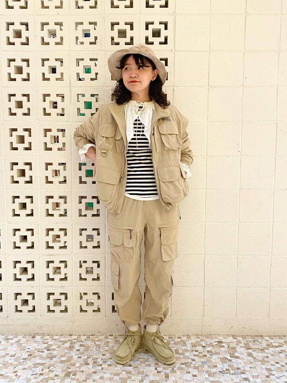 ベージュ系のブーツ、ベージュ系のその他パンツ、ブラック系のTシャツ/カットソーを着用したレディースの春コーディネートの2枚目の写真