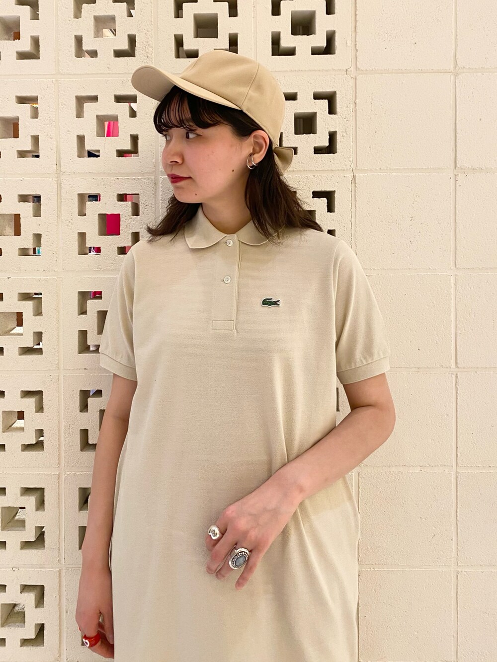 ホワイト系のサンダル、ホワイト系のその他パンツ、ブルー系のワンピースを着用したレディースの春コーディネートの3枚目の写真