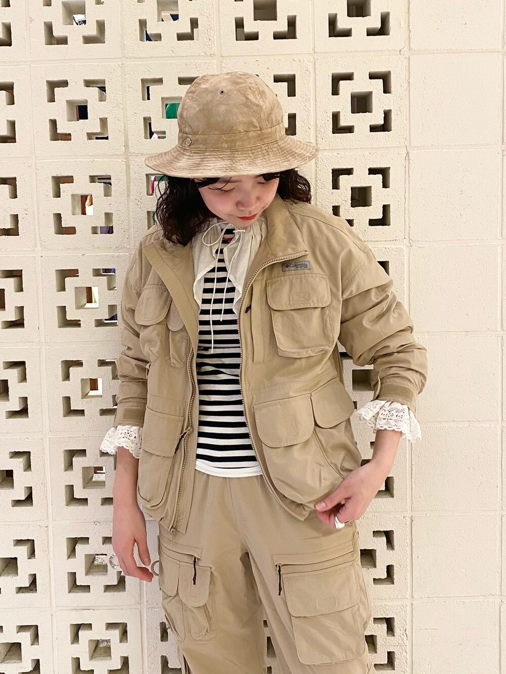 ベージュ系のブーツ、ベージュ系のその他パンツ、ブラック系のTシャツ/カットソーを着用したレディースの春コーディネートの3枚目の写真