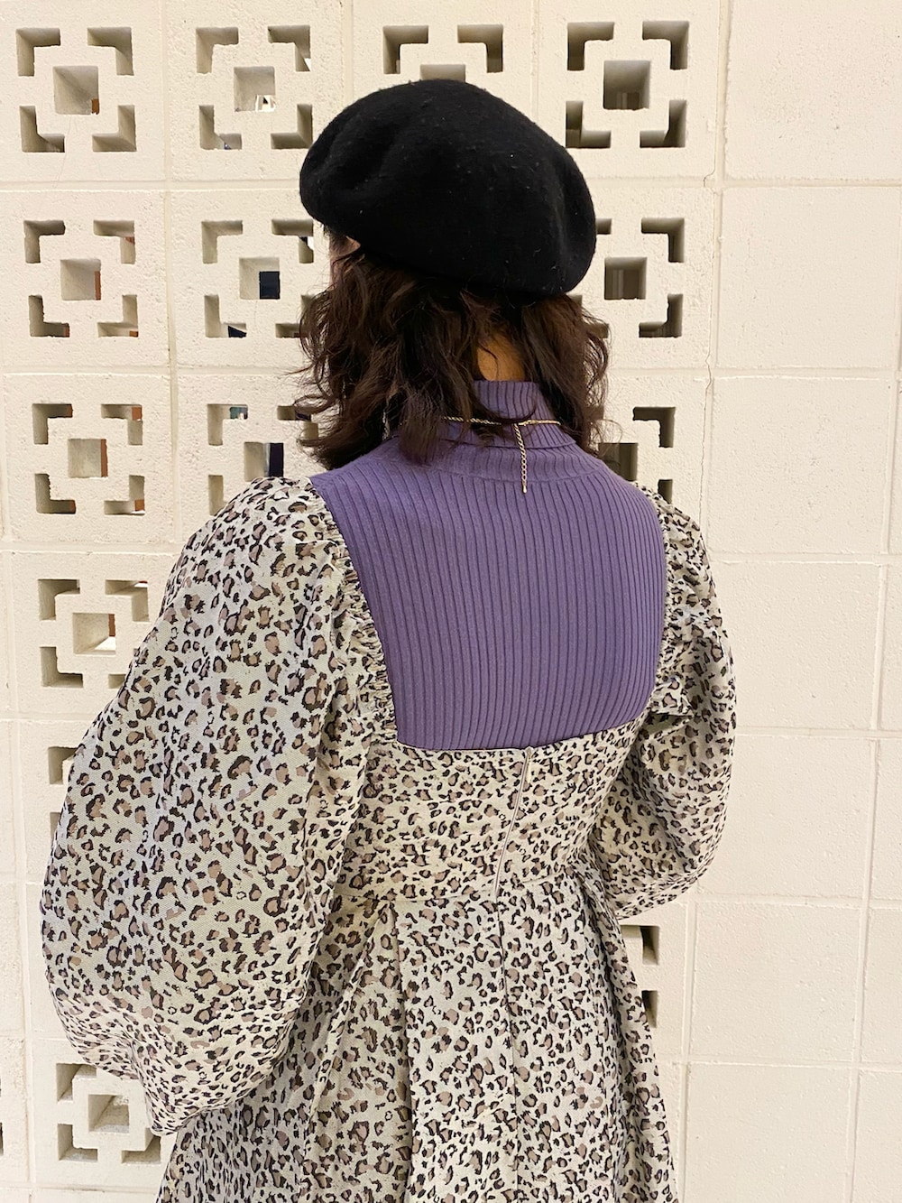 ブラック系のブーツ、その他のドレス、パープル系のニット/セーターを着用したレディースの冬コーディネートの4枚目の写真