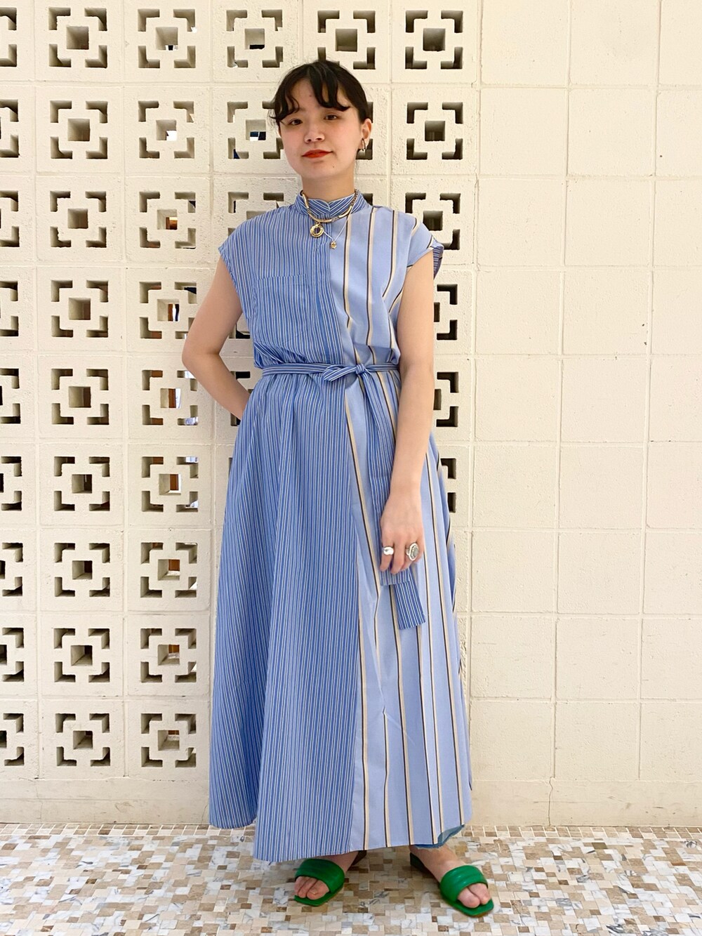 ブルー系のワンピース、ブルー系のデニムパンツ、グリーン系のサンダルを着用したレディースの春コーディネートの3枚目の写真