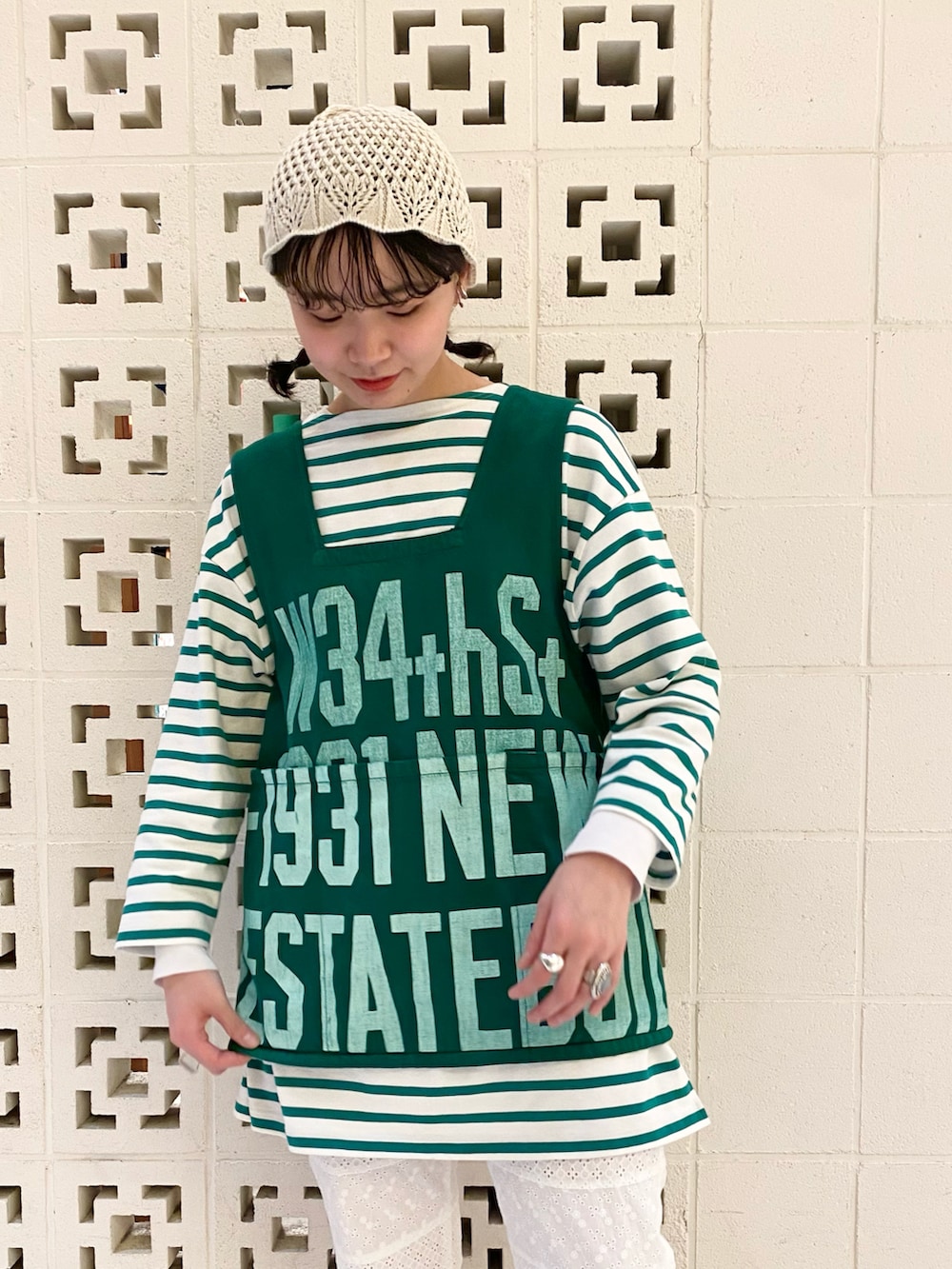 グレー系のスニーカー、ホワイト系のその他パンツ、ホワイト系のTシャツ/カットソーを着用したレディースの春コーディネートの3枚目の写真