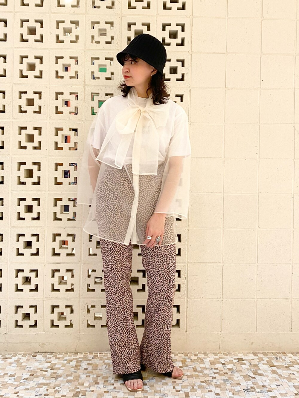 ブラック系のサンダル、ブラック系のその他パンツ、ホワイト系のシャツ/ブラウスを着用したレディースの春コーディネートの2枚目の写真