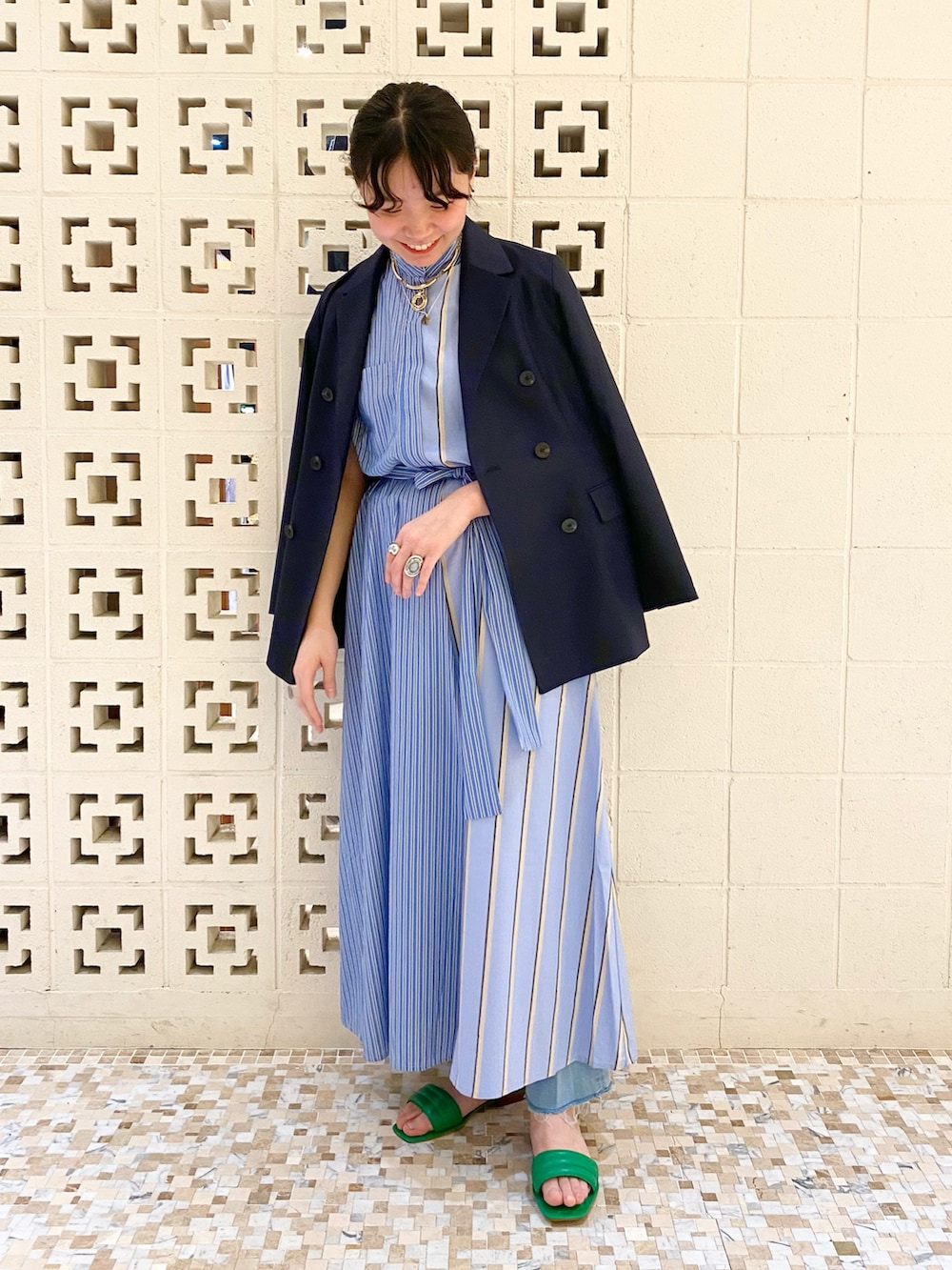 ブルー系のワンピース、ブルー系のデニムパンツ、グリーン系のサンダルを着用したレディースの春コーディネートの2枚目の写真