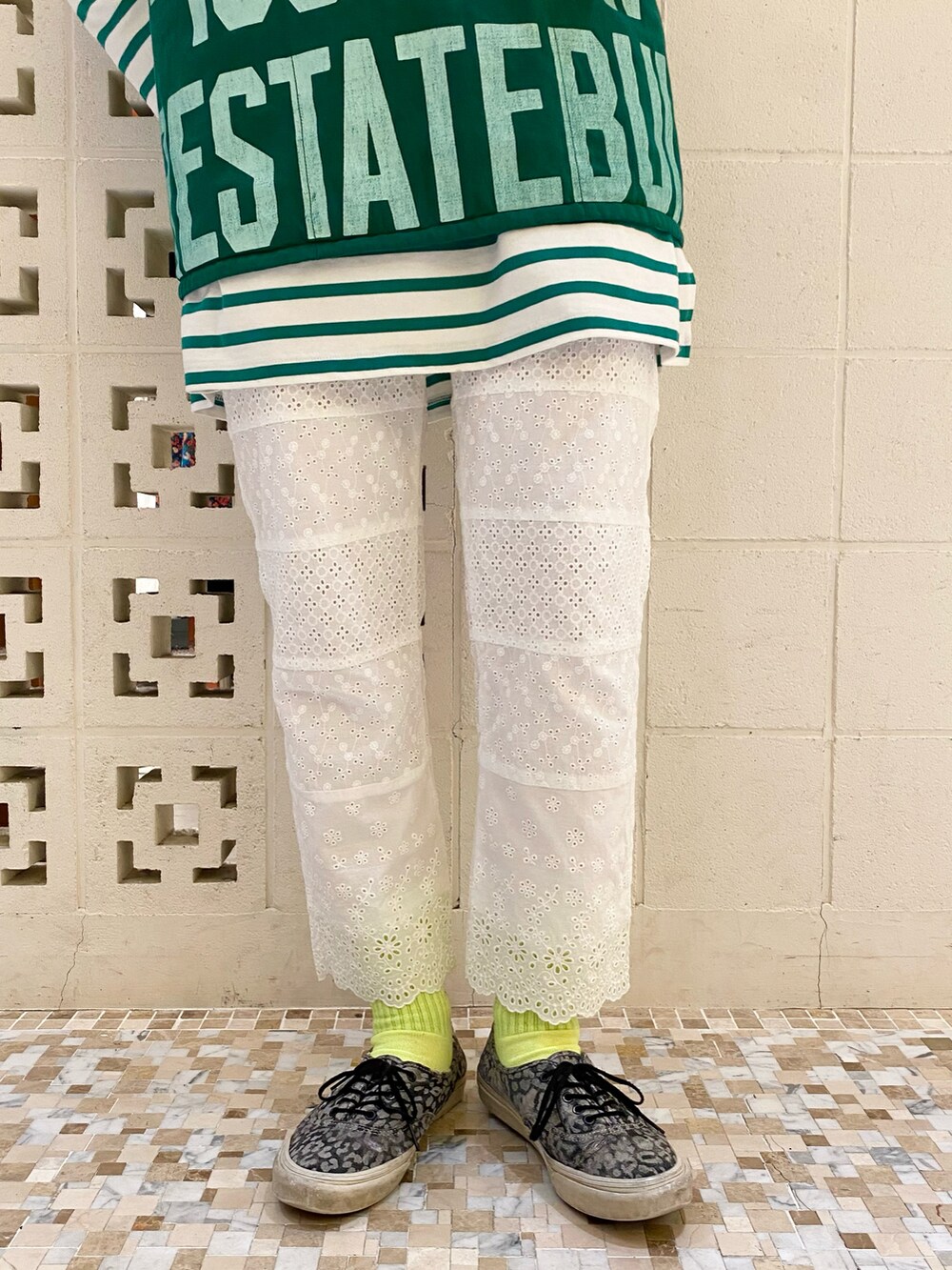 グレー系のスニーカー、ホワイト系のその他パンツ、ホワイト系のTシャツ/カットソーを着用したレディースの春コーディネートの5枚目の写真