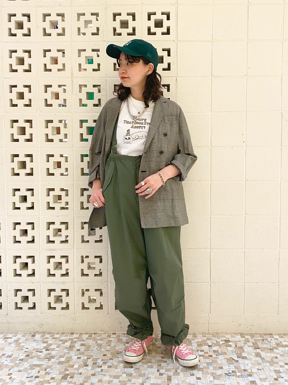 ピンク系のスニーカー、グリーン系のカーゴパンツ、ブラック系のテーラードジャケットを着用したレディースの春コーディネートの2枚目の写真