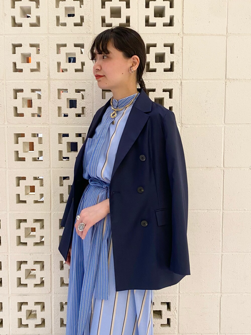 ブルー系のワンピース、ブルー系のデニムパンツ、グリーン系のサンダルを着用したレディースの春コーディネートの4枚目の写真