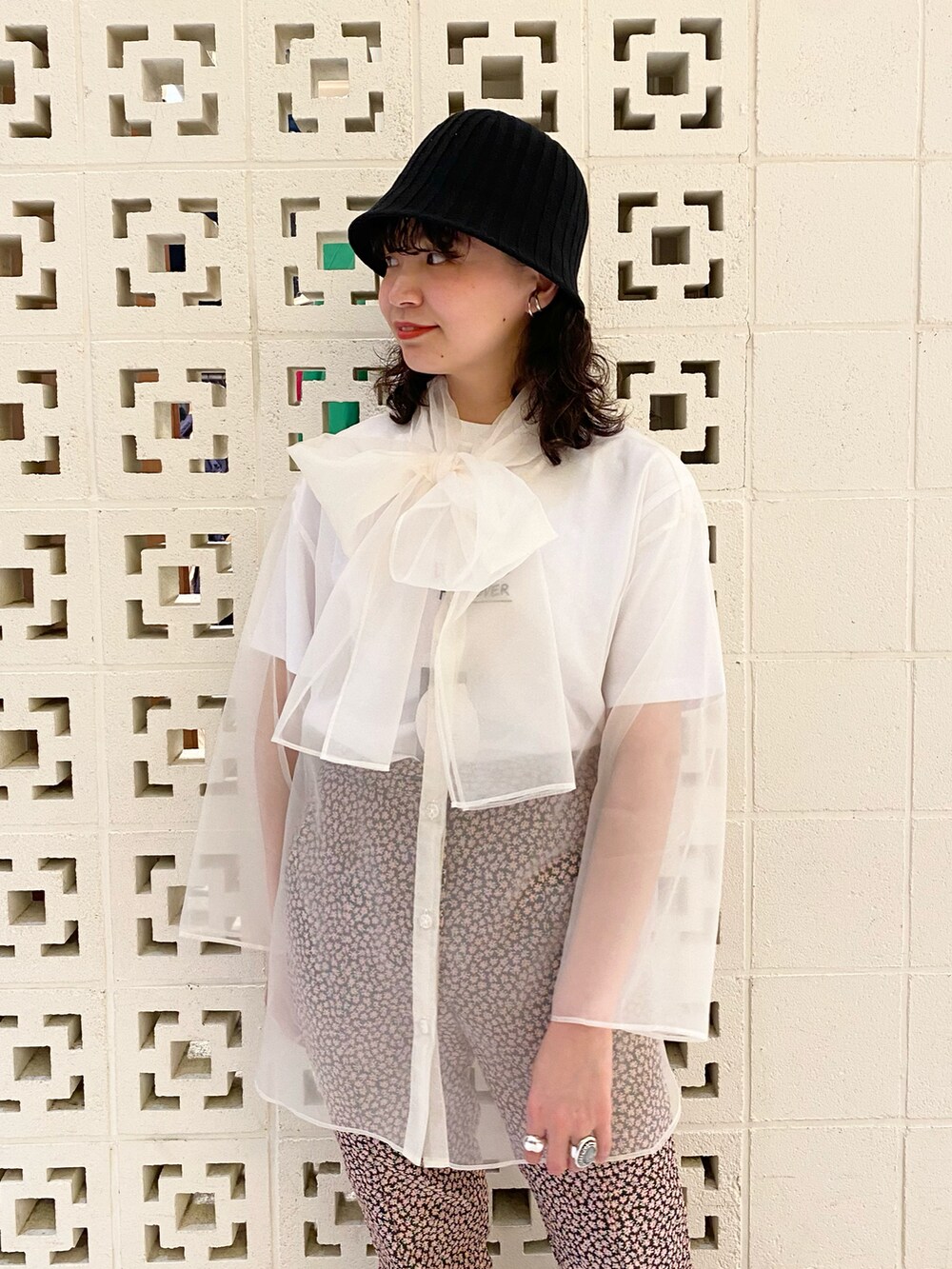 ブラック系のサンダル、ブラック系のその他パンツ、ホワイト系のシャツ/ブラウスを着用したレディースの春コーディネートの3枚目の写真