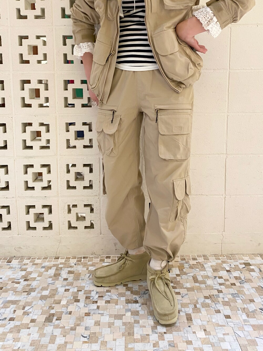 ベージュ系のブーツ、ベージュ系のその他パンツ、ブラック系のTシャツ/カットソーを着用したレディースの春コーディネートの5枚目の写真