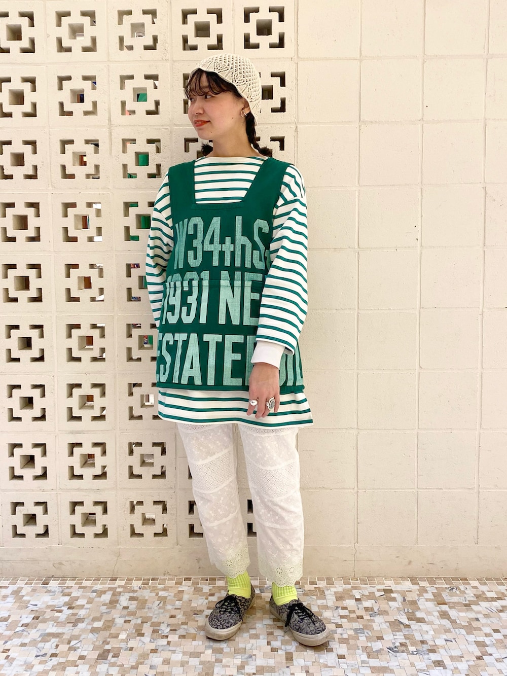 グレー系のスニーカー、ホワイト系のその他パンツ、ホワイト系のTシャツ/カットソーを着用したレディースの春コーディネートの2枚目の写真