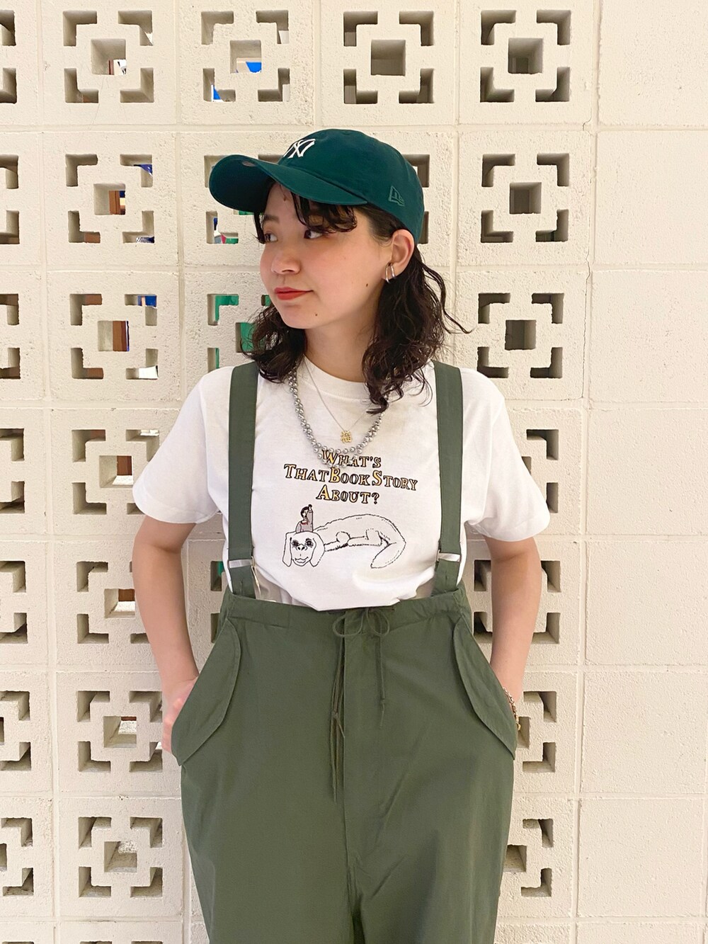 ピンク系のスニーカー、グリーン系のカーゴパンツ、ブラック系のテーラードジャケットを着用したレディースの春コーディネートの4枚目の写真