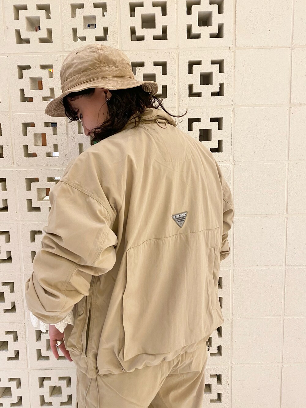 ベージュ系のブーツ、ベージュ系のその他パンツ、ブラック系のTシャツ/カットソーを着用したレディースの春コーディネートの4枚目の写真