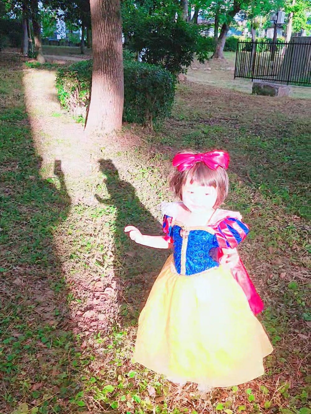 イエロー系のドレスを着用したキッズの夏コーディネートの2枚目の写真
