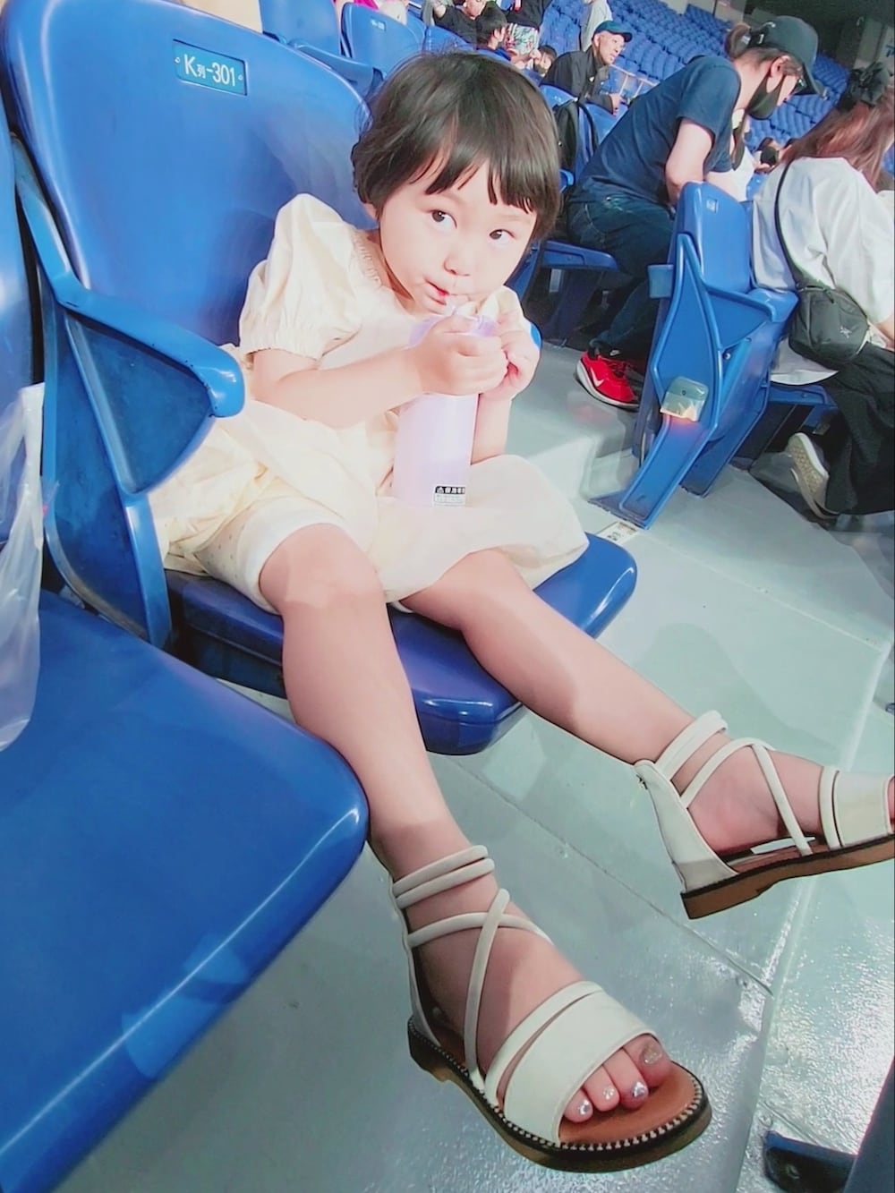 ホワイト系のサンダル、ホワイト系のワンピース、ホワイト系のハットを着用したキッズの夏コーディネートの3枚目の写真