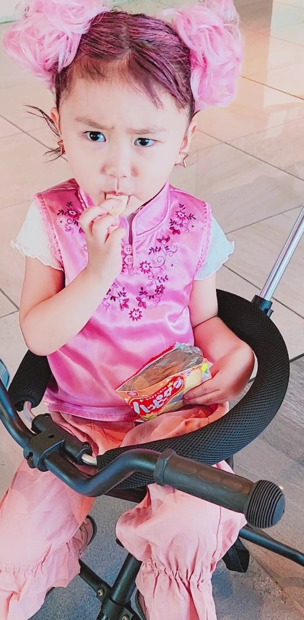 ピンク系のタンクトップ、ピンク系のパンツを着用したキッズの春コーディネートの3枚目の写真