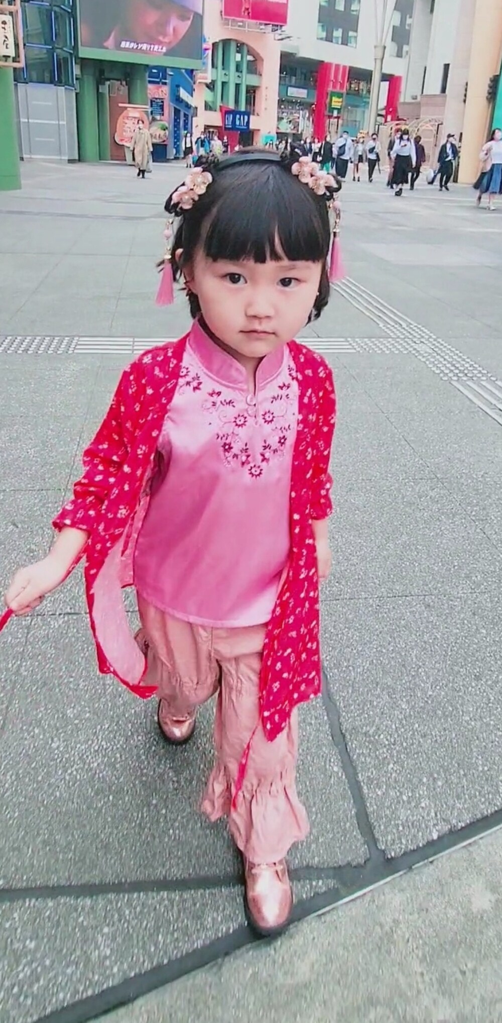 ピンク系のタンクトップ、ピンク系のパンツを着用したキッズの春コーディネートの2枚目の写真