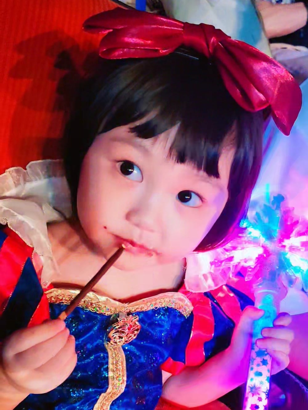 イエロー系のドレスを着用したキッズの夏コーディネートの3枚目の写真