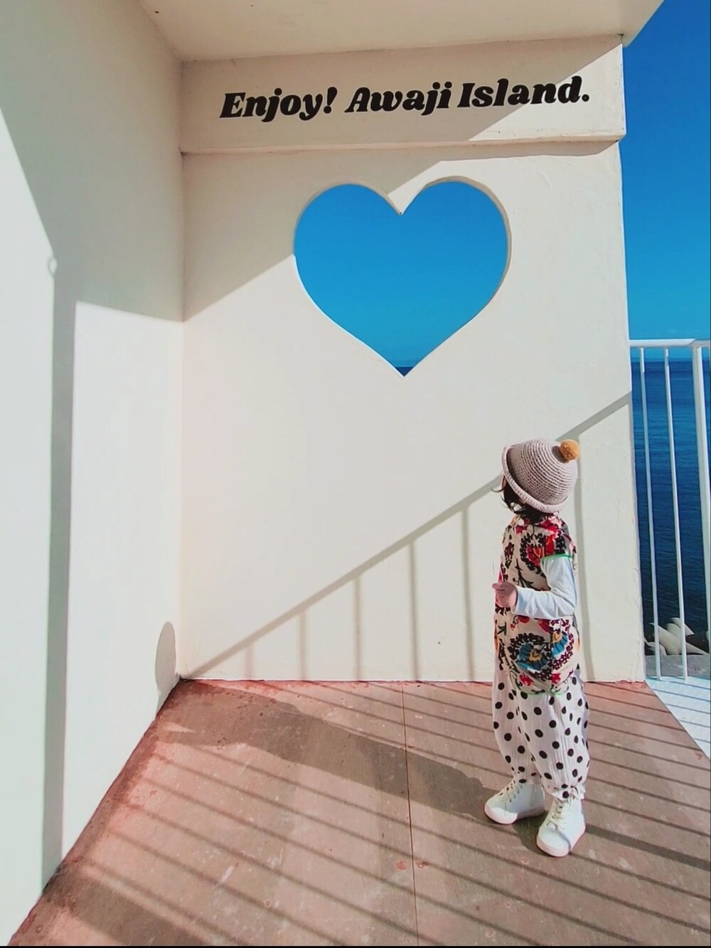 ベージュ系のニットキャップ/ビーニーを着用したキッズの春コーディネートの2枚目の写真