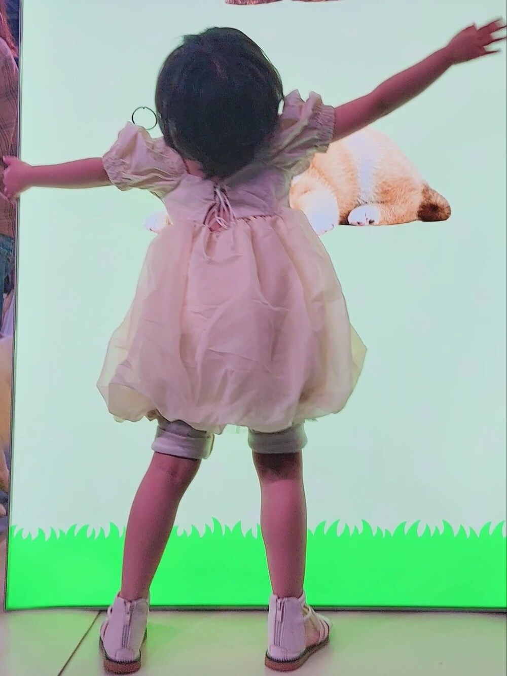 ホワイト系のサンダル、ホワイト系のワンピース、ホワイト系のハットを着用したキッズの夏コーディネートの2枚目の写真