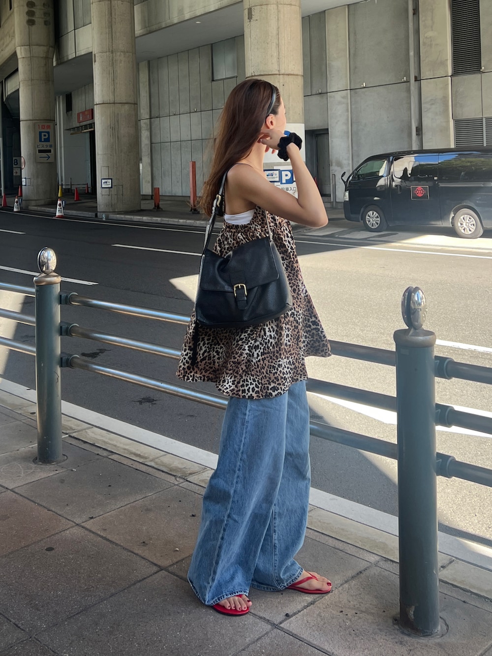 その他のトップス、ブルー系のデニムパンツ、レッド系のサンダルを着用したレディースの夏コーディネートの3枚目の写真